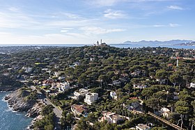 El far de la Garoupe i el Cap d'Antibes.