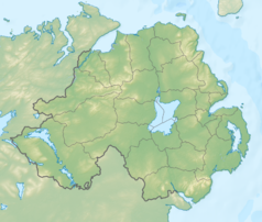 Mapa konturowa Irlandii Północnej, na dole po prawej znajduje się punkt z opisem „źródło”, natomiast po prawej znajduje się punkt z opisem „ujście”