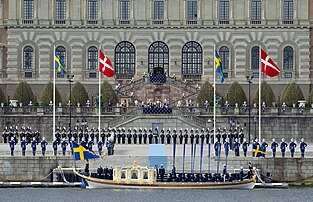 L'arrivée du roi Frederik du Danemark et de la reine Mary devant la façade est du palais de Stockholm lors de leur visite d'État, le 6 mai 2024. (définition réelle 4 779 × 3 089)