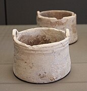 Deux vases-baquets cylindriques en fritte.