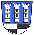 Gemeinde Steppach Über Silber und Schwarz geviertem Schildfuß in Blau nebeneinander drei silberne Quadertürme mit rot gedeckten Zinnen.[38]