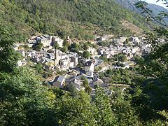 Vue sur Fontpédrouse depuis la route nationale en descendant de Mont-Louis.