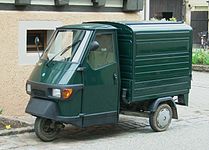 Scuter Piaggio Ape cu compartiment de marfă