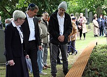 Председатель Еврейской общины Ольденбурга Элизабет Шлезингер, обер-бургомистр Ольденбурга Юрген Крогман и бременский скульптор Амир Омерович осматривают памятную стелу с именами жертв войны 22 июня 2021 года