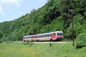 Ein Doppeltriebwagen 5147 der ÖBB