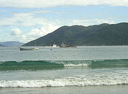 Barcos no mar junto à praia do Pântano do Sul