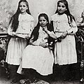 Valerie "Valli" Kafka (1890-1942), Gabriele "Elli" Kafka (1889-1942) and Ottilie "Ottla" Kafka (1892-1943), Kafka's sisters. All of them died during the holocaust.