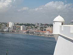 Luanda, front de mer vu depuis la forteresse de São Miguel (pt).