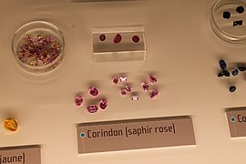 Muséum de Nantes - 096 - Corindon saphir rose.jpg