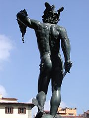 Perseo de Cellini; aunque se ha pensado en que el espectador tenga visión desde un punto de vista posterior, y la escultura posea un fuerte dinamismo, el punto de vista frontal es el privilegiado.