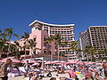 Royal Hawaiian visto desde la playa de Waikiki