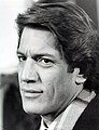 Stephen Macht interpreta Henry Gerard