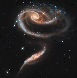 Arp 273, um grupo de galáxias que se encontra a uma distância de 300 milhões de anos-luz da Terra, na constelação de Andrômeda. Imagem do telescópio espacial Hubble. (definição 7 887 × 7 992)