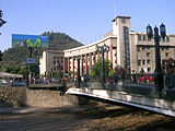 Facultad desde la ribera sur del río Mapocho.