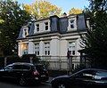 Villa mit Einfriedung