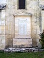 Stèle aux morts sur le chevet de l'église (août 2015).