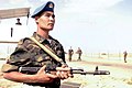 Elinde AK-74 olan Kazakistan'lı asker.
