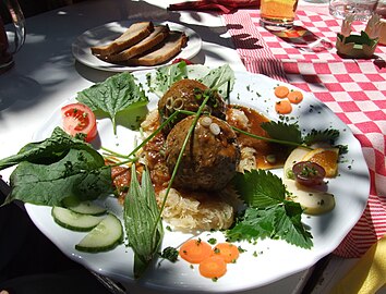 „Läwwerknepp“ auf Pfälzer Art mit Sauer­kraut und Brot