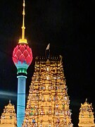 Lotus Tower darrere el temple de Sri Kailawasanathan Swami Devasthanam Kovil