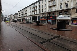 Les Lacs de Marta Pan au milieu de la rue de Siam.