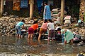 Ibu-ibu mencuci di tepian Ci Liwung. Pulo Geulis