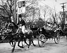 La reine Elizabeth et le roi George dans une calèche attelée à la d'Aumont.