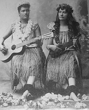 Kini Kapahu Wilson and fellow hula dancer wearing grass skirts at the 1893 World's Columbian Exposition in Chicago[7][19]