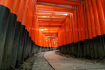 L’allée torii du Fushimi Inari taisha, sanctuaire shintoïste à Fushimi-ku (Kyoto, Japon). (définition réelle 3 072 × 2 048*)