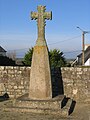 Le bourg de Plouarzel : menhir christianisé dans le cimetière 1.