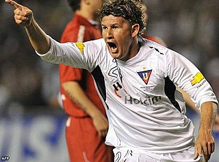 <span class="mw-page-title-main">Carlos Espínola (footballer, born 1975)</span> Paraguayan footballer