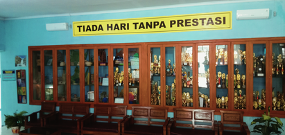 Ruangan tempat menyimpan trofi para murid