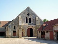 La grange de Fourcheret, écart de La Fontaine-Chaalis ; ancienne grange monastique de l'abbaye de Chaalis, datant du début du XIIIe siècle, rénovée au XVIIIe siècle. Pignon sud sur la cour.