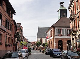 Rue du Général Gouraud met rechts gemeentehuis