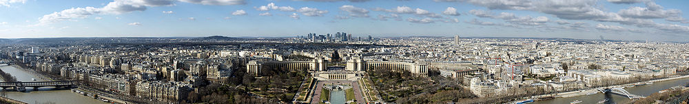 Paris vidita de la Turmo Eiffel, kun la distrikto La Défense an la horizonto.