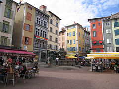 La place du Plot (du marché) au Puy-en-Velay.