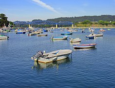 Ponte de ferro. Á dereita e ó fondo, concello de Cabanas