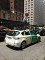 Οι κάμερες αυτού του αυτοκινήτου της Google Street View είναι τοποθετημένες στη σχάρα οροφής. Τα καλώδια τροφοδοσίας και δεδομένων τροφοδοτούνται στο αυτοκίνητο μέσω του δεξιού πίσω παραθύρου συνοδηγού.