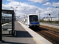 Un train TAVA arrivant à Noisy-le-Sec, pour la direction de Tournan.