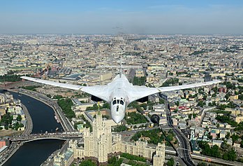 Un Tupolev Tu-160 survolant Moscou lors de la célébration 2014 du Jour de la Victoire. (définition réelle 4 422 × 3 011)