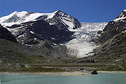 比斯峰（左）與圖爾特曼冰河（英语：Turtmann Glacier）（右）