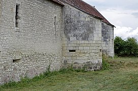 Façade est et tours de défense.