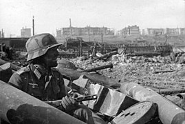 Tysk soldat med sovjetisk maskinpistol PPSch 41 under slaget ved Stalingrad Foto: Deutsches Bundesarchiv