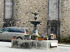 Fontaine dans le bourg.