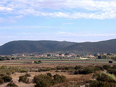 Giba, visto desde el lago de Montepranu.