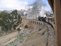 ダマスカスとアンマンを結ぶヒジャーズ鉄道の列車から見たザルカ