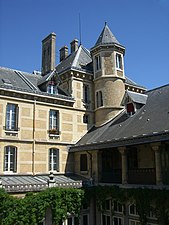 リセ・ビュッフォンの8つある塔の内の1つ (Une des huit tours du lycée Buffon.)