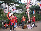 Musisi jalanan di trotoar Orchard Road, Singapura