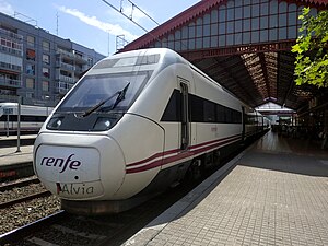 Zug der Baureihe 120 im Bahnhof San Sebastián