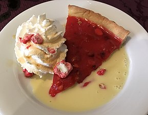 Une part de tarte à la praline rose.