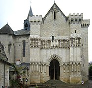 La façade de collégiale Saint-Martin de Candes (1175-1250).